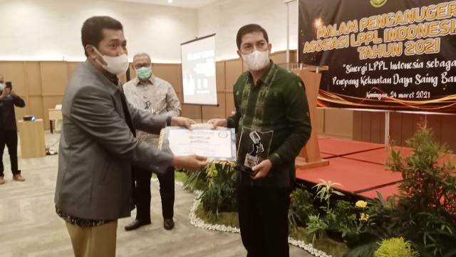 Walikota Sawahlunto Deri Asta menerima penghargaan tingkat nasional LPPL Indonesia Award 2021